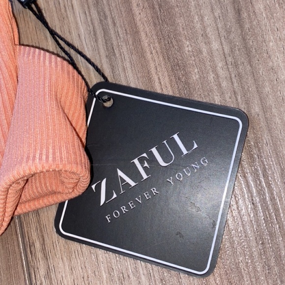 Zaful swimsuit top never worn with tags - Picture 3 of 4